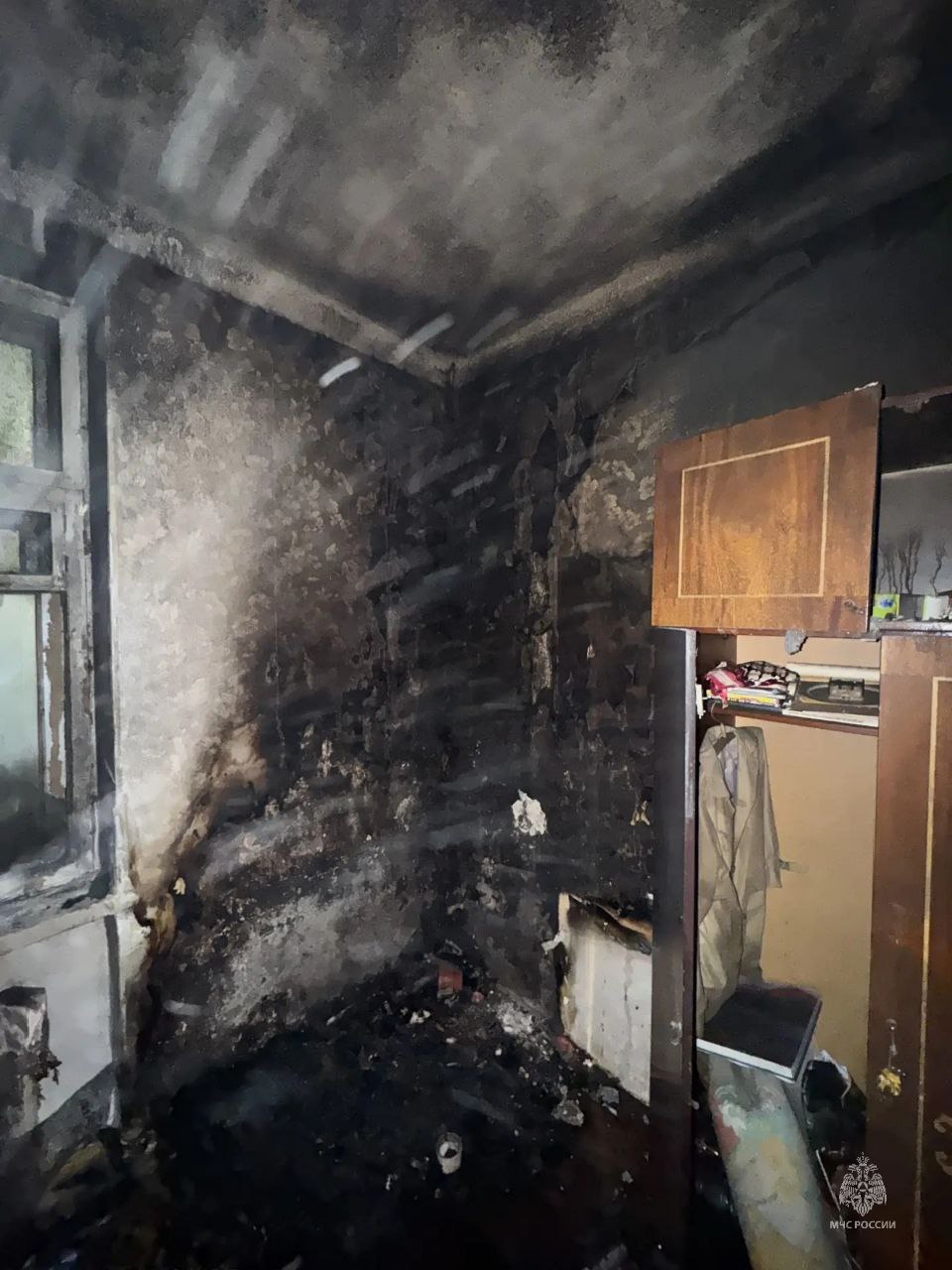 Пожарные в Магадане спасли женщину из огня Пожарные в Магадане спасли женщину из огня