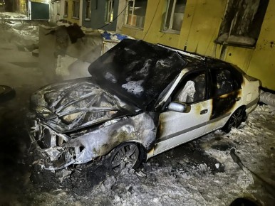 Огонь повредил автомобиль в Сусумане