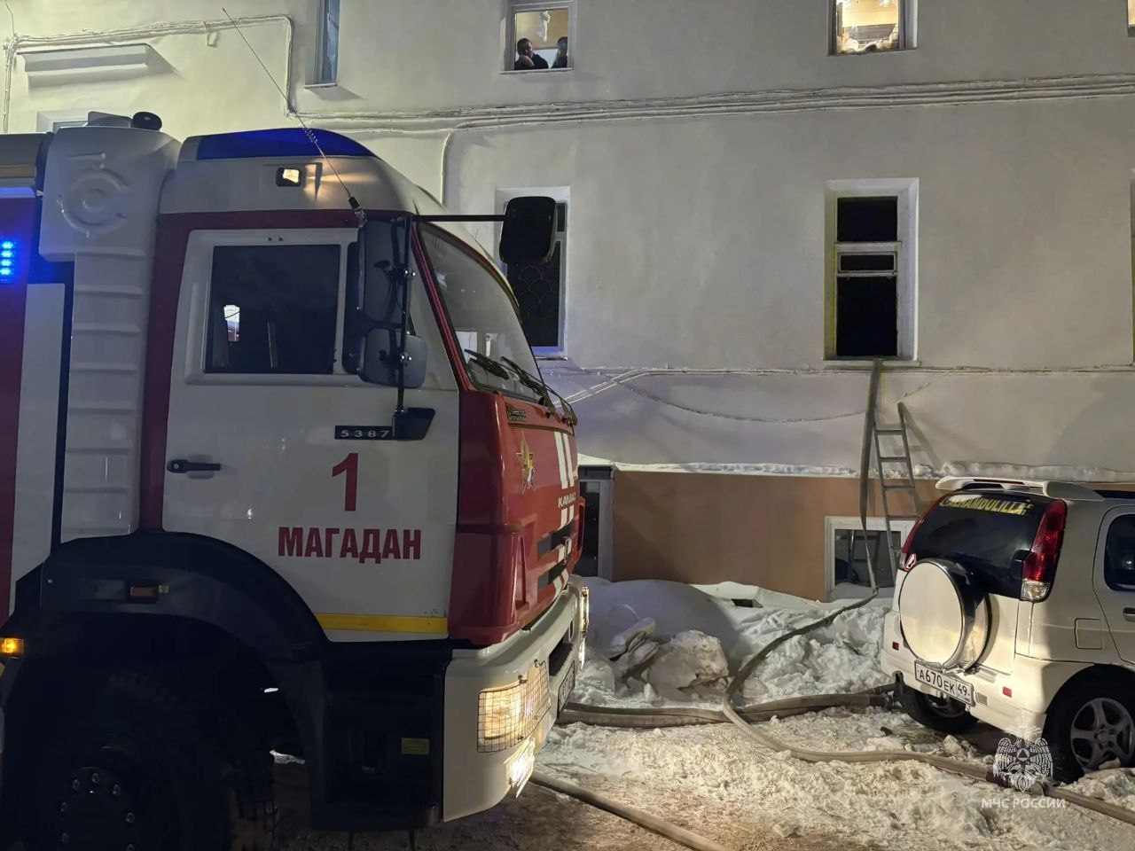 Пожарные в Магадане спасли женщину из огня