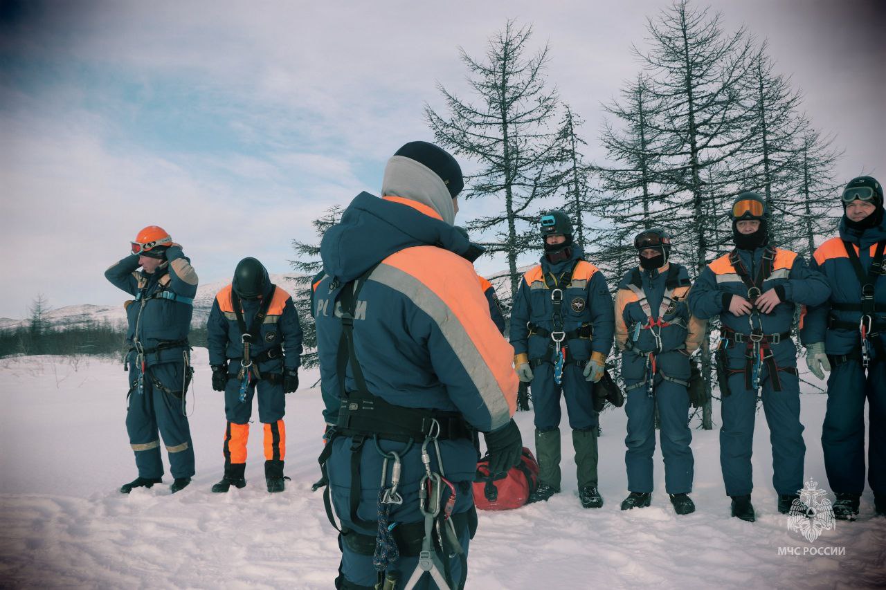 Магаданские спасатели провели первую в этом году тренировку по беспарашютному десантированию
