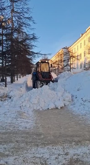 Более 60 единиц коммунальной техники задействованы в снегоуборке Магадана 29 января