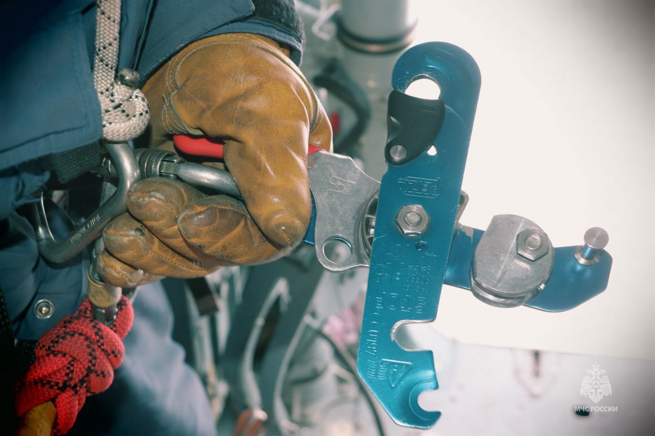 Магаданские спасатели провели первую в этом году тренировку по беспарашютному десантированию Магаданские спасатели провели первую в этом году тренировку по беспарашютному десантированию