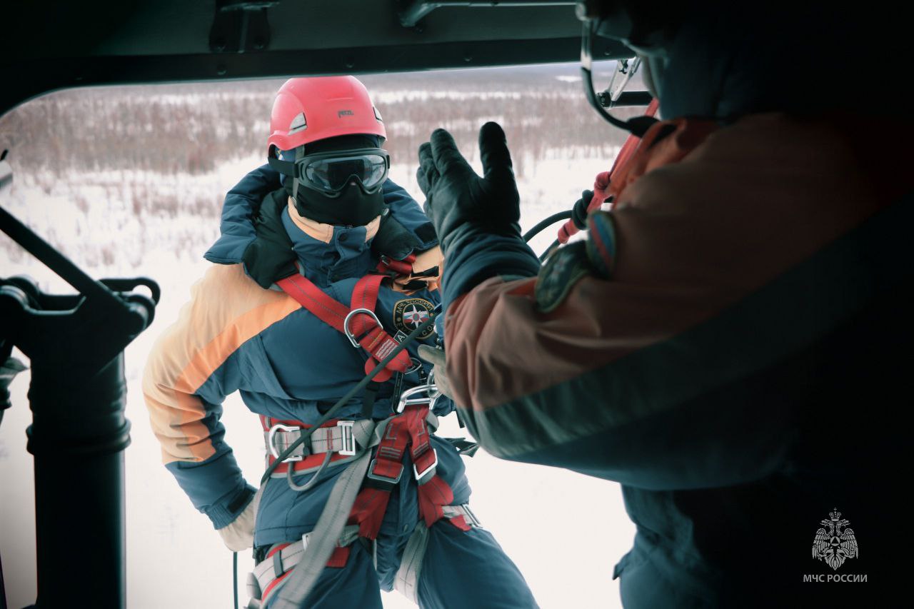 Магаданские спасатели провели первую в этом году тренировку по беспарашютному десантированию Магаданские спасатели провели первую в этом году тренировку по беспарашютному десантированию