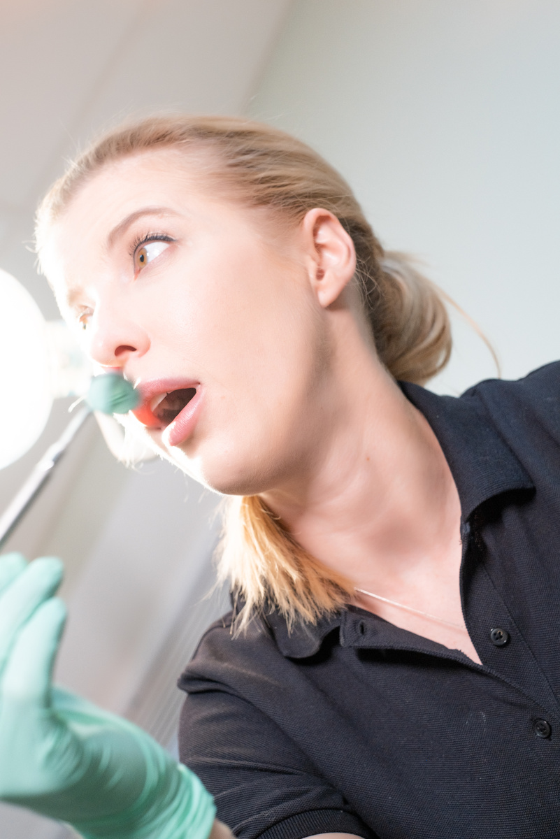 Как безопасно и эффективно убрать зубной налёт: проверенные методы для дома и клиники