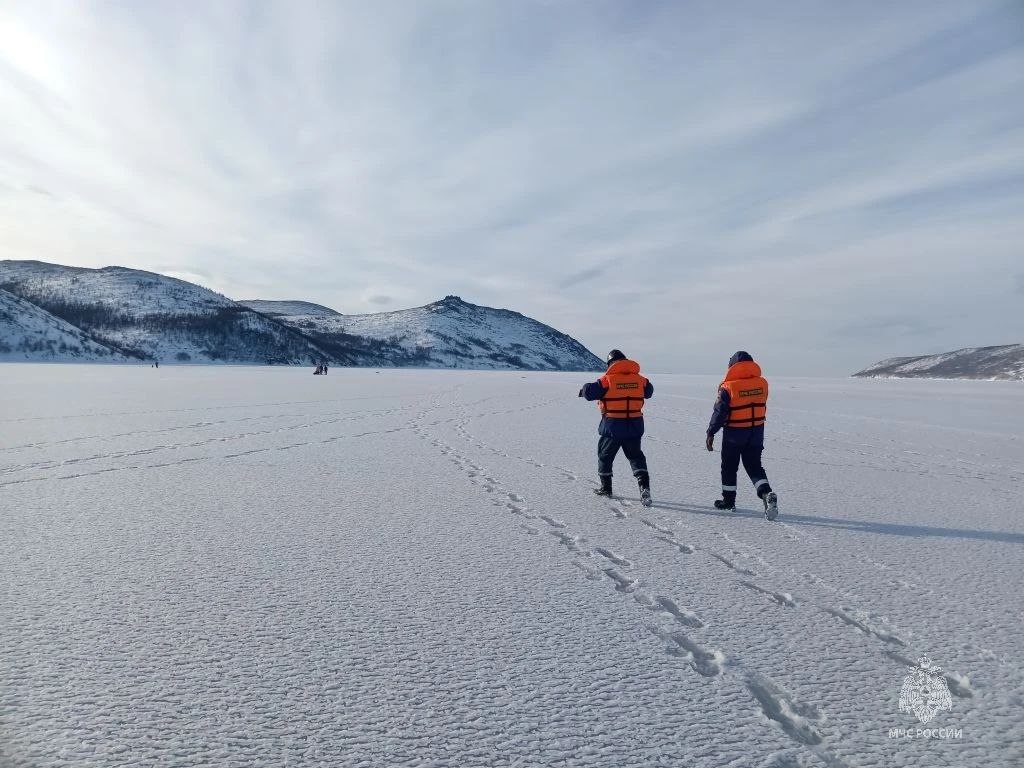 Магаданские спасатели убедили рыбаков покинуть лед Магаданские спасатели убедили рыбаков покинуть лед