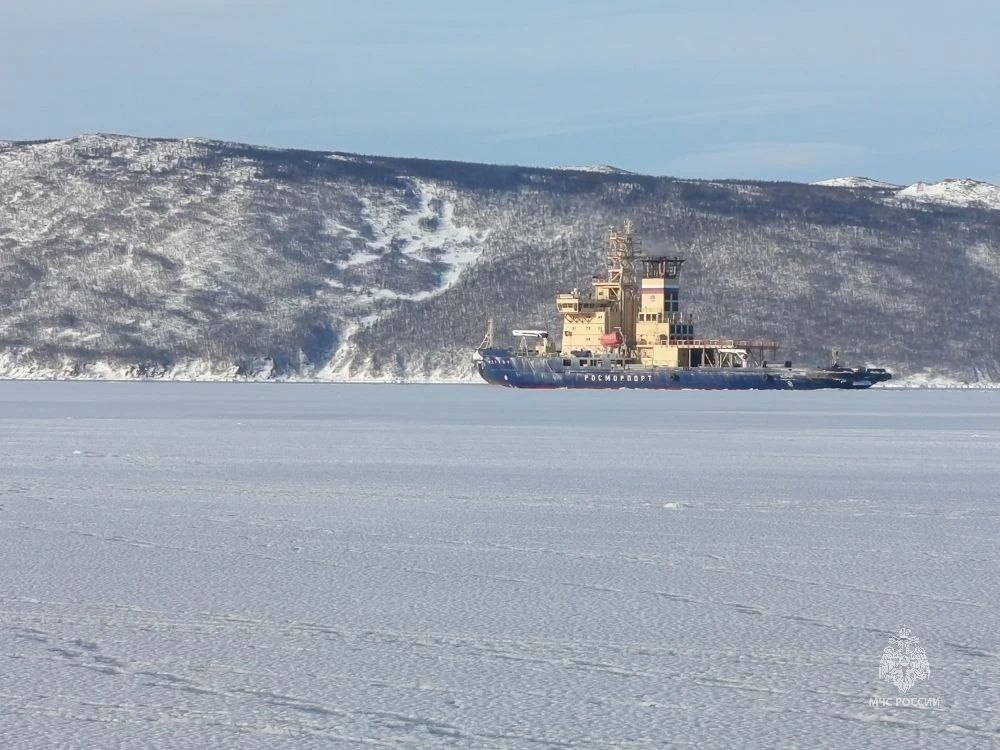 Магаданские спасатели убедили рыбаков покинуть лед Магаданские спасатели убедили рыбаков покинуть лед
