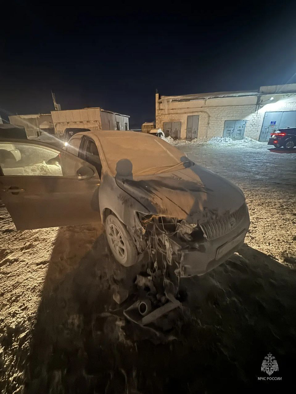 В Магадане очевидцы помогли девушке потушить загоревшийся автомобиль