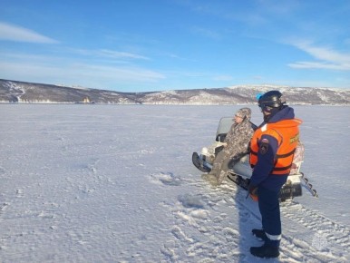 Спасатели просят магаданцев не рыбачить у работающего ледокола в бухте Нагаева