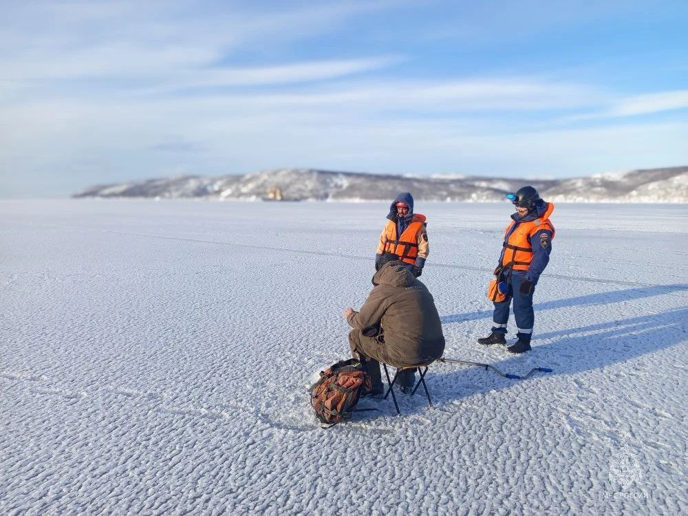 Магаданские спасатели убедили рыбаков покинуть лед Магаданские спасатели убедили рыбаков покинуть лед