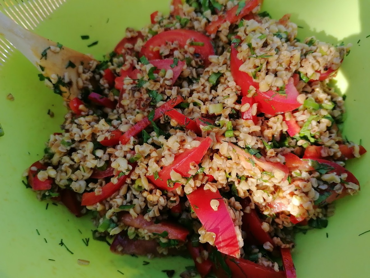 Салат с булгуром и свежими овощами: быстро и вкусно