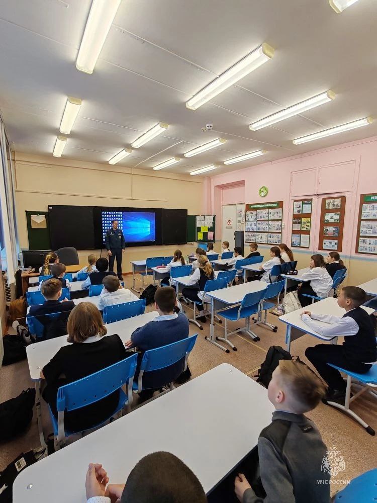 Сотрудники МЧС России встретились со школьниками Сотрудники МЧС России встретились со школьниками