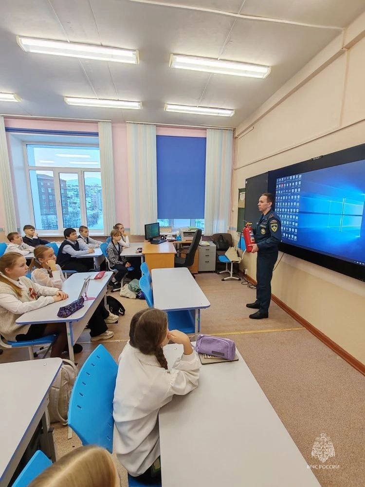 Сотрудники МЧС России встретились со школьниками Сотрудники МЧС России встретились со школьниками