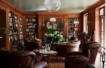 Книжные полки как мода: как оживить интерьер с помощью книг