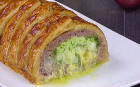 Нежный мясной рулет с черемшой в слоёном тесте: кулинарное искусство без труда