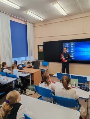Сотрудники МЧС России встретились со школьниками