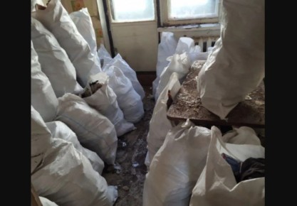 Рабочие несколько дней освобождали от мусора обычную квартиру в поселке Хасын