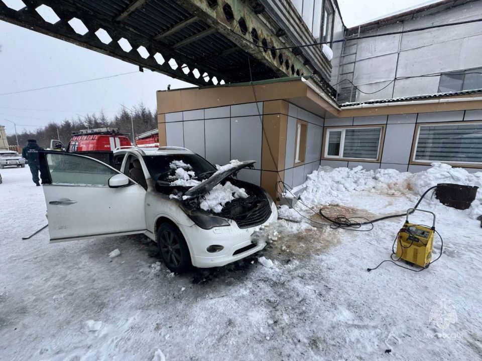 Хотел зарядить аккумулятор, и спалил автомобиль
