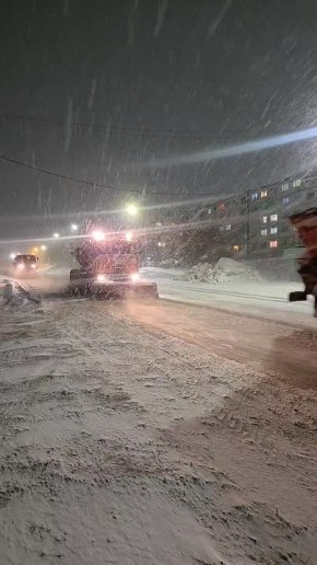 Техника городских служб и подрядных организаций выполняет ежедневные задачи по зимнему содержанию Магадана