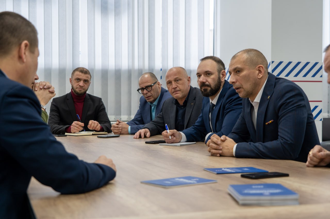 Курсанты программы «СВОи Герои 49» предложили дополнения в концепцию облика памятных плит на монументе «Достойные предков» с именами погибших героев Курсанты программы «СВОи Герои 49» предложили дополнения в концепцию облика памятных плит на монументе «Достойные предков» с именами погибших героев