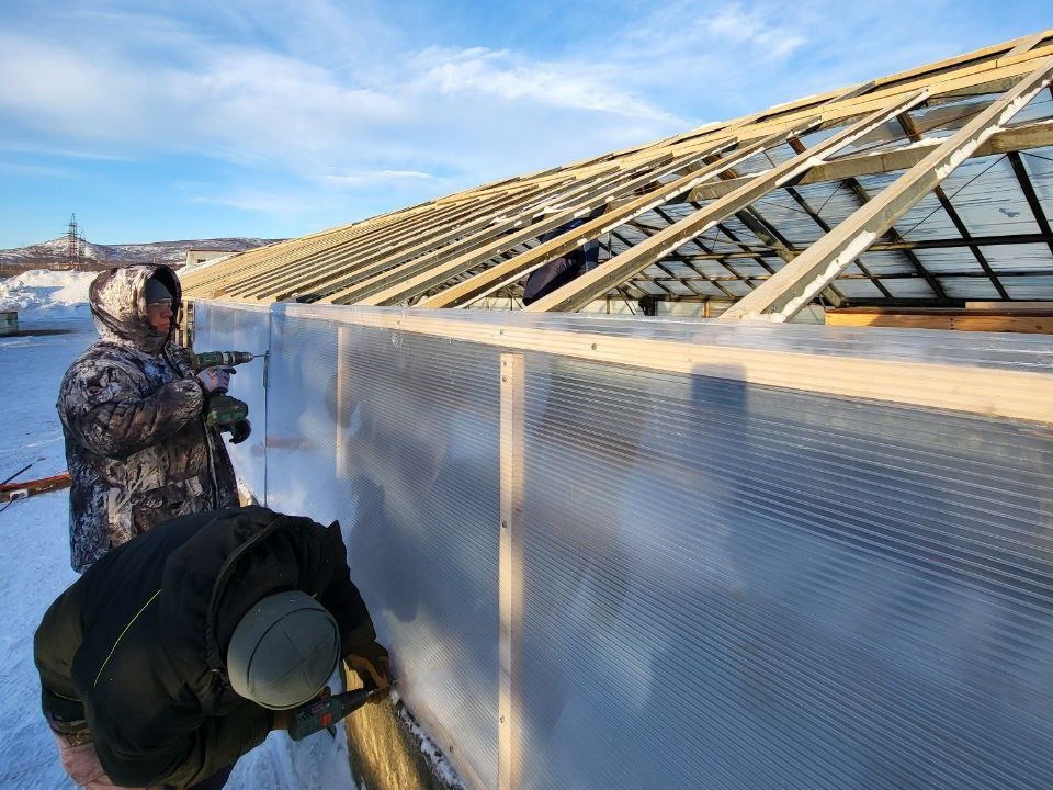 Заброшенные теплицы восстанавливают в Магадане Заброшенные теплицы восстанавливают в Магадане