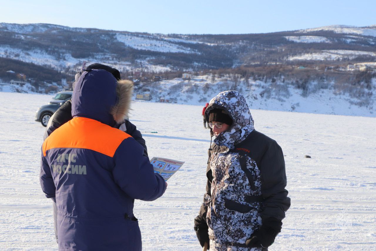 Сотрудники МЧС России провели профилактический рейд в бухте Гертнера Сотрудники МЧС России провели профилактический рейд в бухте Гертнера