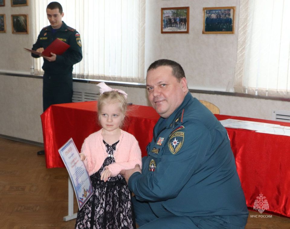 В Главном управлении наградили участников и победителей конкурса рисунков, приуроченного 35-летию МЧС России