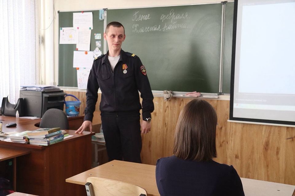 В Магадане стражи правопорядка рассказали кадетам о подвигах российских полицейских