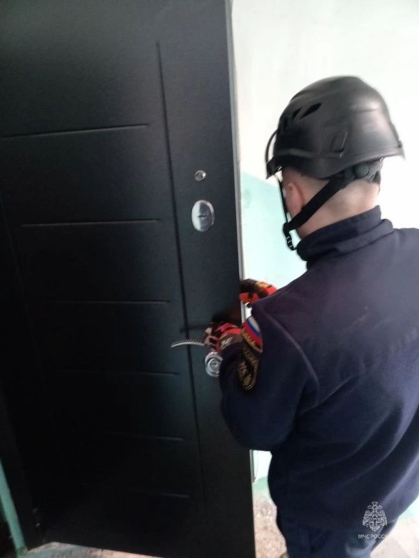 Магаданские спасатели помогли ребенку, который закрылся в квартире один, открыть дверь