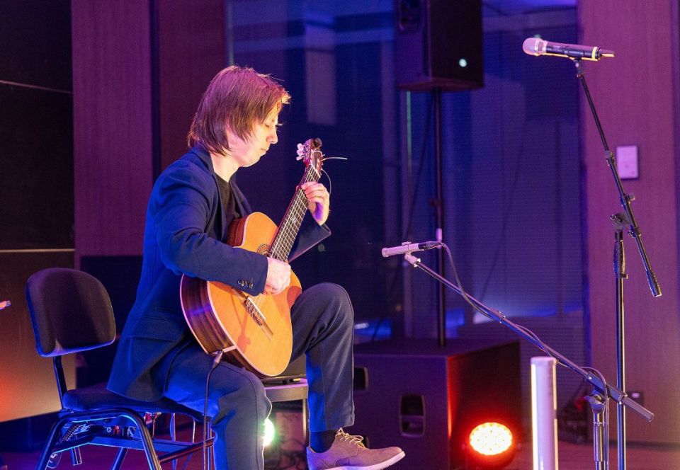 Талантливый гитарист Никита Болдырев дал концерт в Магадане