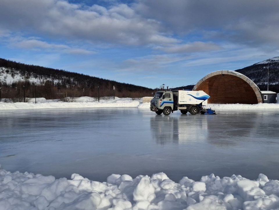 Долгожданный каток залили на берегу моря в Магадане