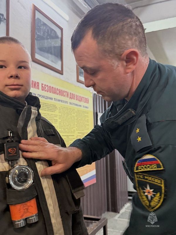 О своей профессии детям рассказали магаданские пожарные