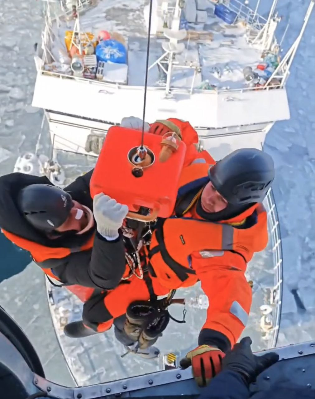 В Магадане спасатели МЧС России эвакуировали пострадавшего с судна