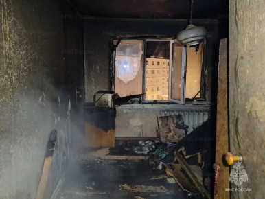 Очевидцы помогли остановить ночной пожар в пятиэтажке в Магадане