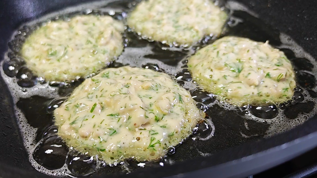 Пышные оладьи с куриным фаршем: быстро и сытно