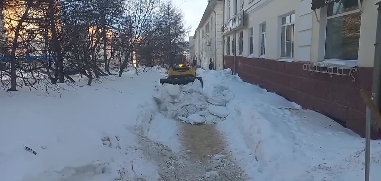 Снеговывоз, расширение проезжей части, расчистка тротуаров и лестниц – городские службы предоставили планы работ на понедельник, 16 февраля