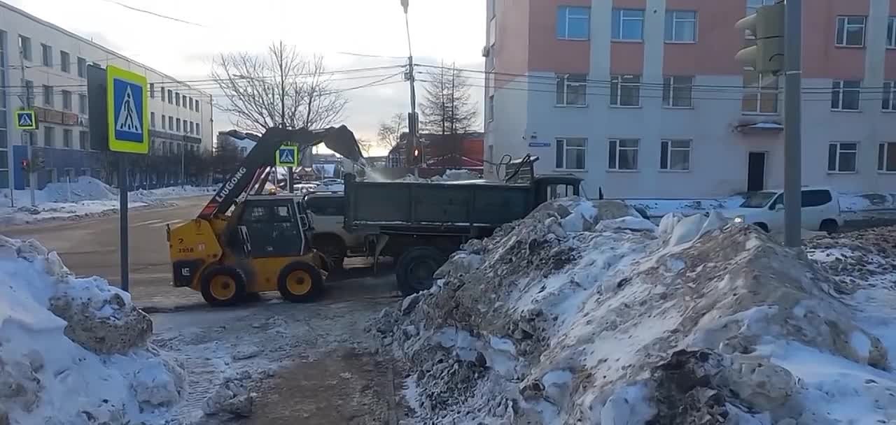 Во вторник, 17 февраля более 50 единиц городской техники ведут снегоуборку областного центра