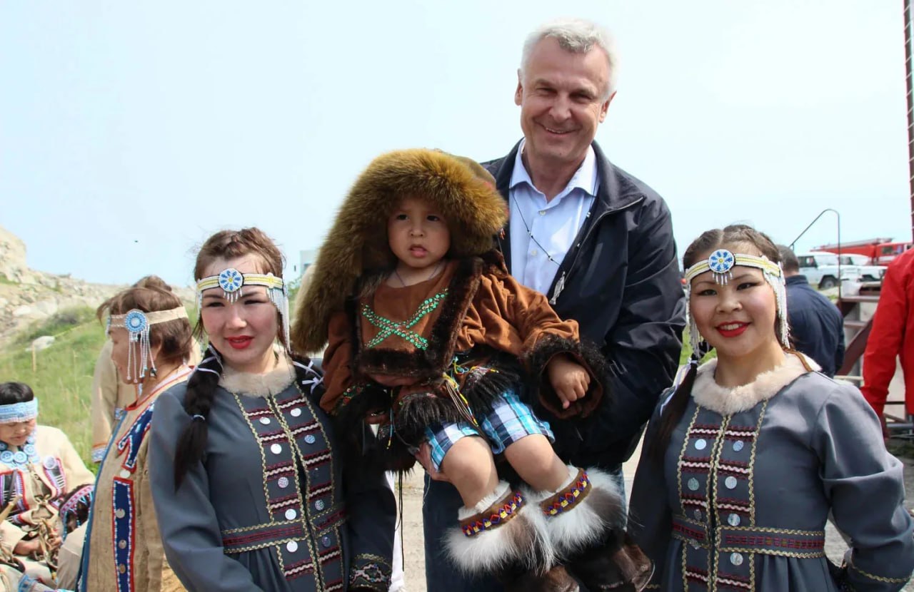 От всех сотрудников министерства внутренней и информационной политики, а также от себя лично сердечно поздравляем Губернатора Магаданской области Сергея Константиновича Носова с 65-летием!