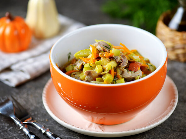 Открытие нового вкуса: куриные желудки с кабачками