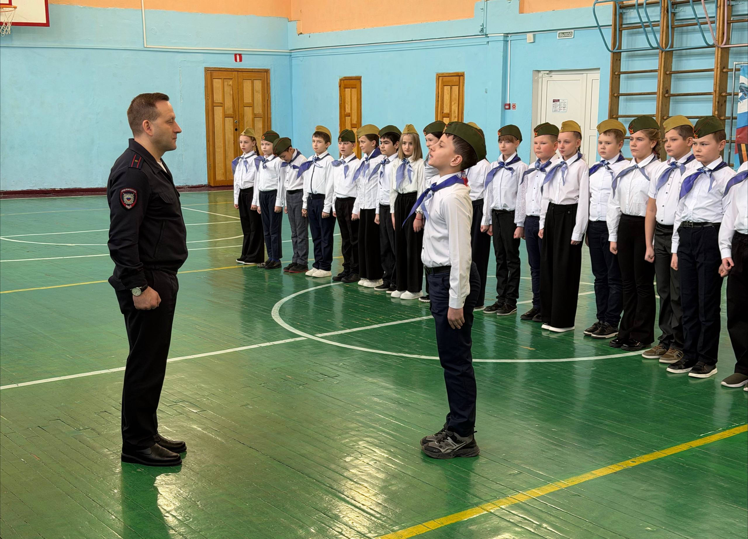 В Магадане в преддверии Дня защитника Отечества полицейские и общественники приняли участие в проведении смотра песни и строя В Магадане в преддверии Дня защитника Отечества полицейские и общественники приняли участие в проведении смотра песни и строя