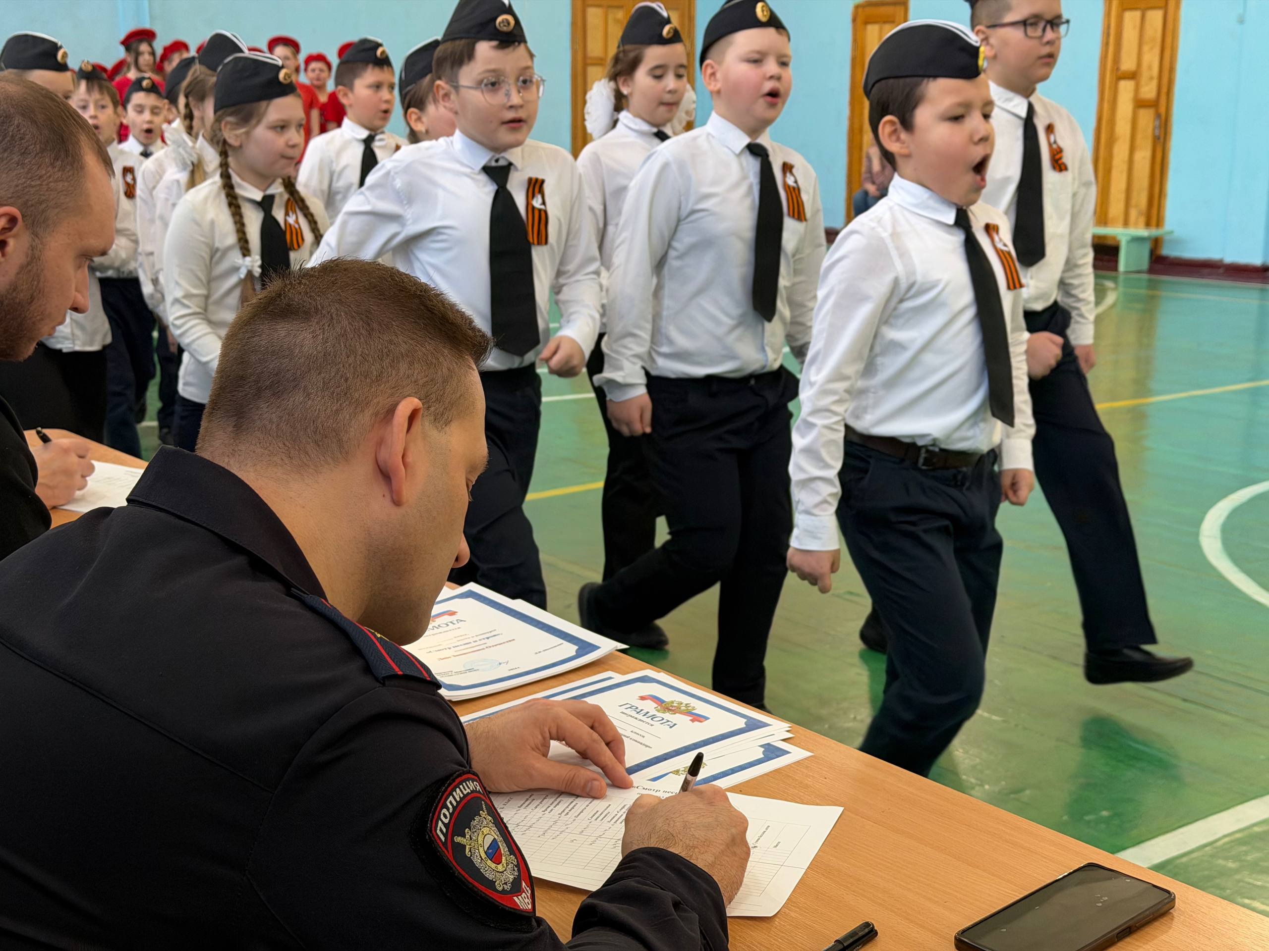 В Магадане в преддверии Дня защитника Отечества полицейские и общественники приняли участие в проведении смотра песни и строя В Магадане в преддверии Дня защитника Отечества полицейские и общественники приняли участие в проведении смотра песни и строя