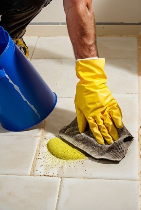 Как очистить плитку от цемента: эффективные советы и рекомендации