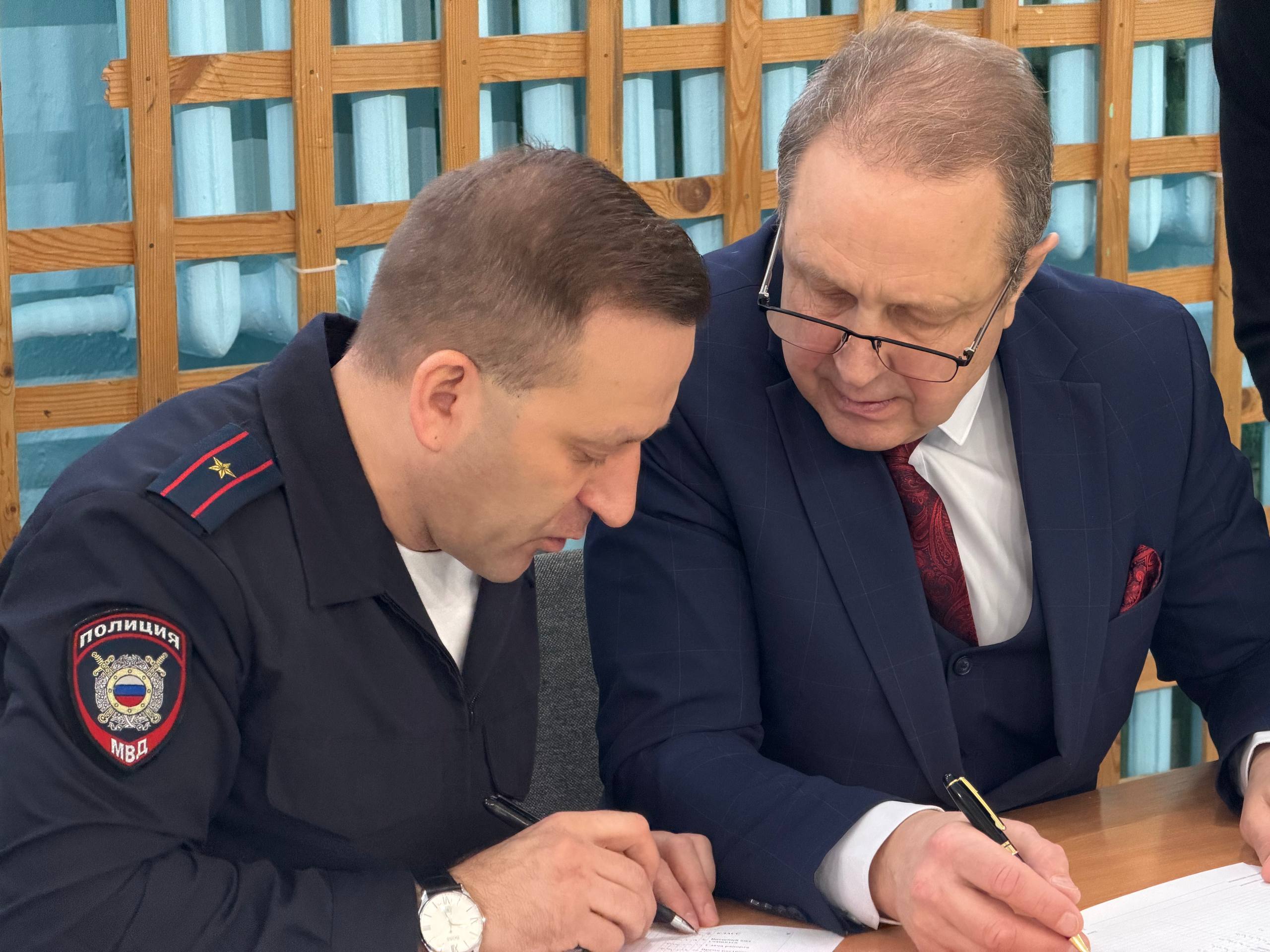 В Магадане в преддверии Дня защитника Отечества полицейские и общественники приняли участие в проведении смотра песни и строя В Магадане в преддверии Дня защитника Отечества полицейские и общественники приняли участие в проведении смотра песни и строя