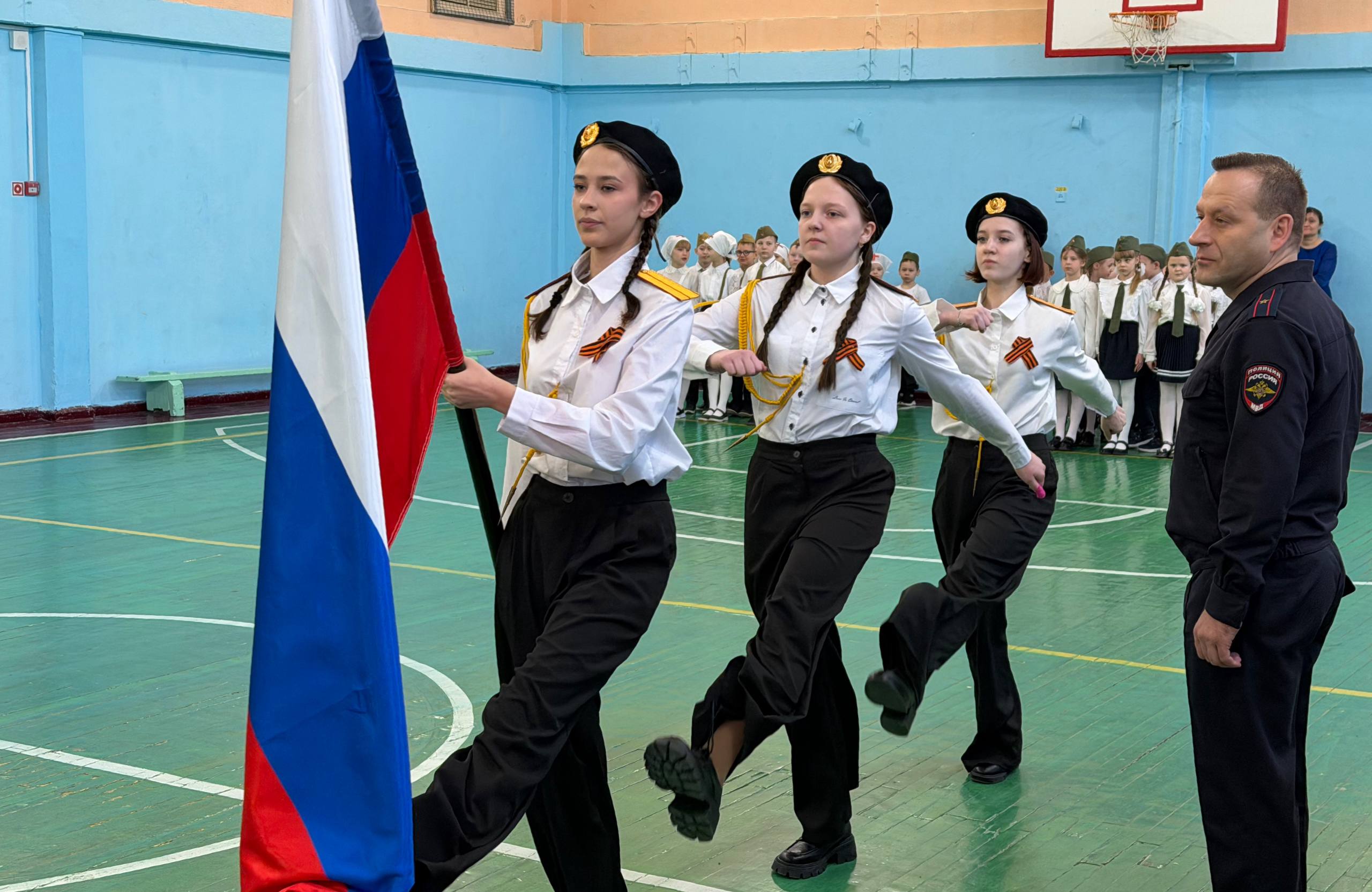 В Магадане в преддверии Дня защитника Отечества полицейские и общественники приняли участие в проведении смотра песни и строя В Магадане в преддверии Дня защитника Отечества полицейские и общественники приняли участие в проведении смотра песни и строя
