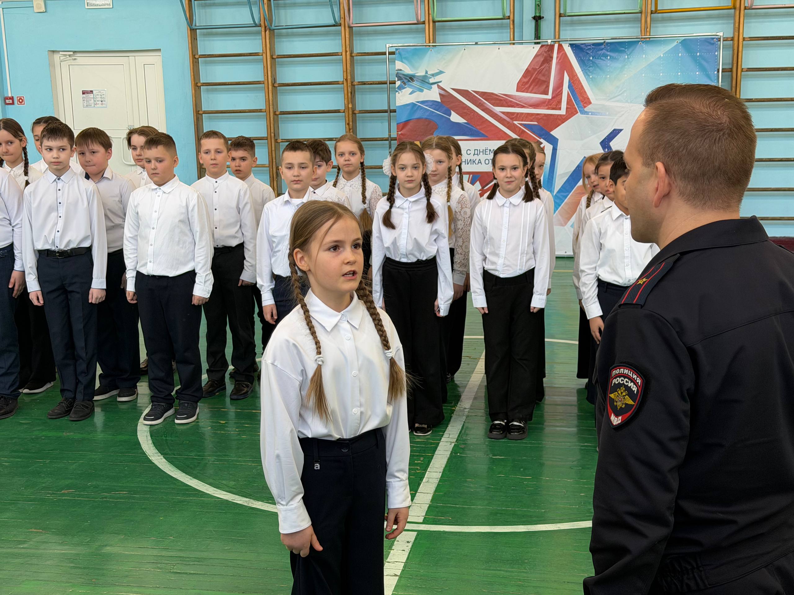 В Магадане в преддверии Дня защитника Отечества полицейские и общественники приняли участие в проведении смотра песни и строя В Магадане в преддверии Дня защитника Отечества полицейские и общественники приняли участие в проведении смотра песни и строя