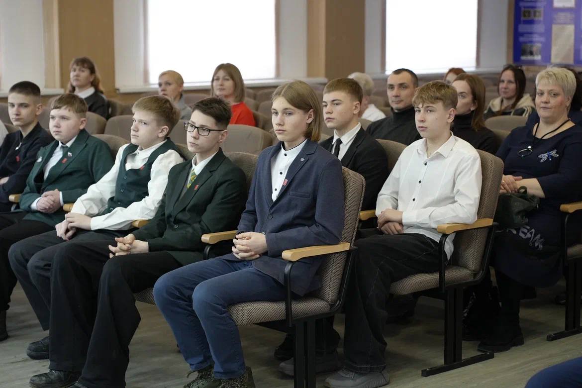 В преддверии Дня защитника Отечества полицейские и общественники Магадана вручили паспорта Российской Федерации юным колымчанам В преддверии Дня защитника Отечества полицейские и общественники Магадана вручили паспорта Российской Федерации юным колымчанам