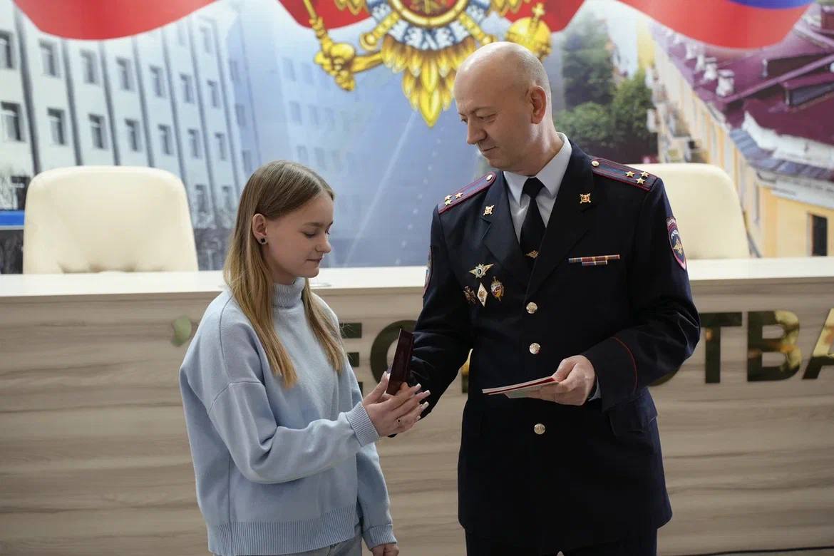 В преддверии Дня защитника Отечества полицейские и общественники Магадана вручили паспорта Российской Федерации юным колымчанам В преддверии Дня защитника Отечества полицейские и общественники Магадана вручили паспорта Российской Федерации юным колымчанам