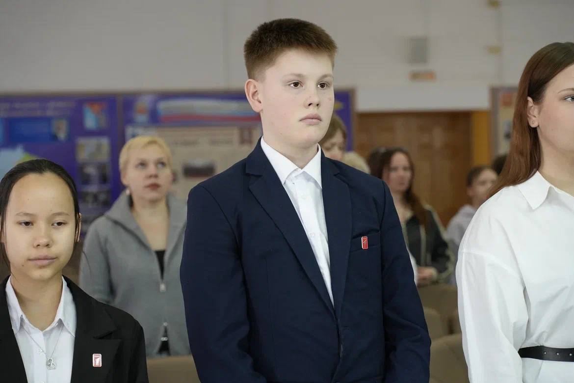 В преддверии Дня защитника Отечества полицейские и общественники Магадана вручили паспорта Российской Федерации юным колымчанам В преддверии Дня защитника Отечества полицейские и общественники Магадана вручили паспорта Российской Федерации юным колымчанам