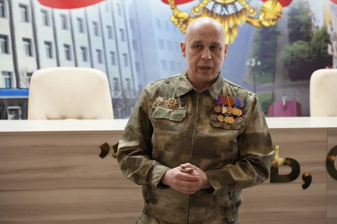 В преддверии Дня защитника Отечества полицейские и общественники Магадана вручили паспорта Российской Федерации юным колымчанам В преддверии Дня защитника Отечества полицейские и общественники Магадана вручили паспорта Российской Федерации юным колымчанам