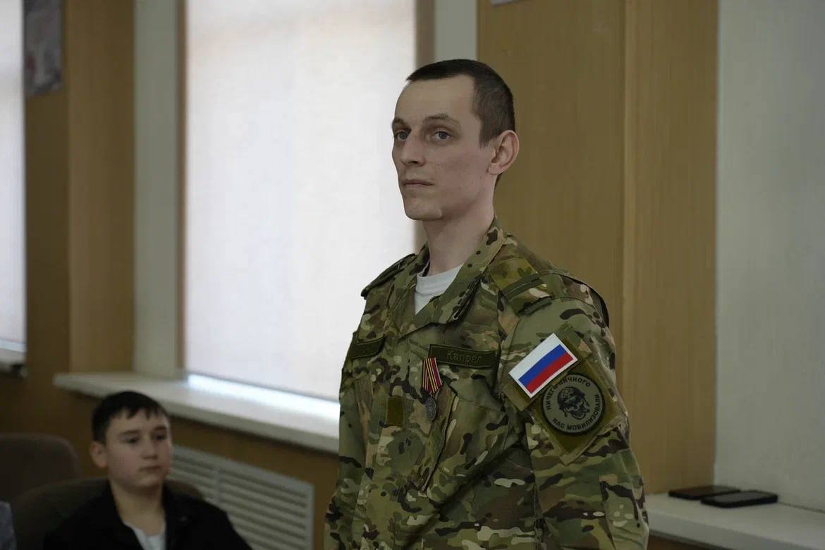 В преддверии Дня защитника Отечества полицейские и общественники Магадана вручили паспорта Российской Федерации юным колымчанам В преддверии Дня защитника Отечества полицейские и общественники Магадана вручили паспорта Российской Федерации юным колымчанам