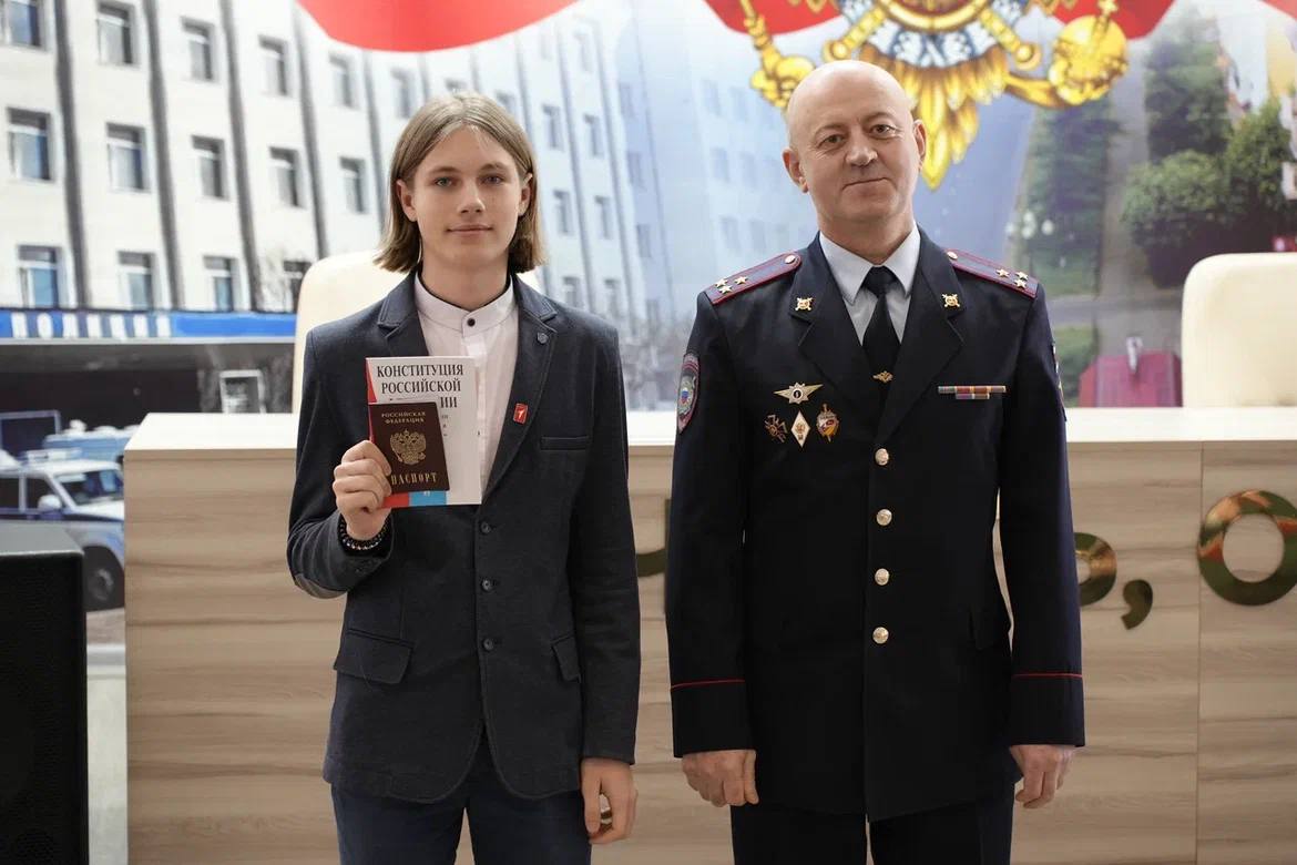 В преддверии Дня защитника Отечества полицейские и общественники Магадана вручили паспорта Российской Федерации юным колымчанам В преддверии Дня защитника Отечества полицейские и общественники Магадана вручили паспорта Российской Федерации юным колымчанам